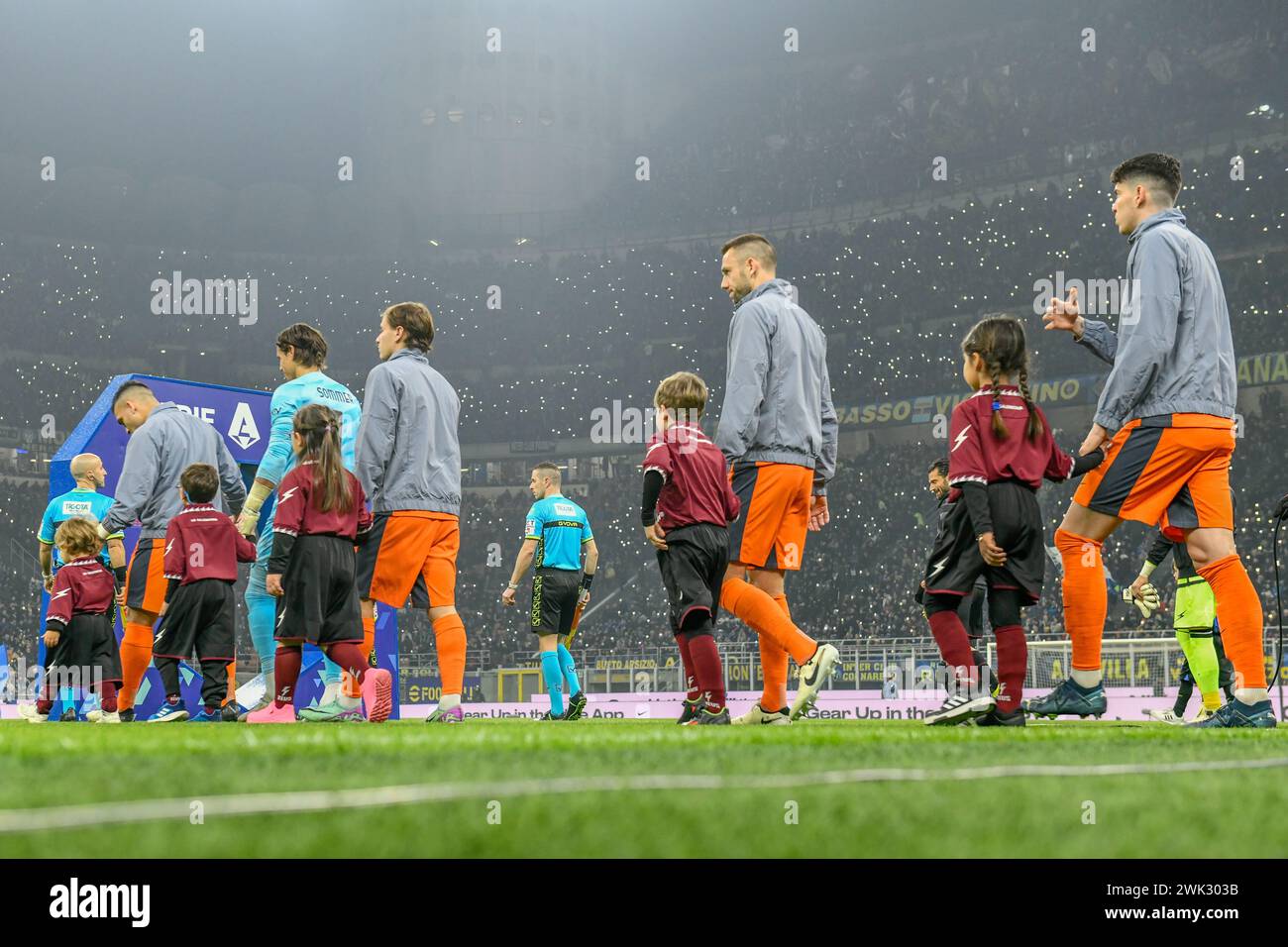 Milan, Italie. 16 février 2024. Les joueurs de l'Inter entrent sur le terrain pour le match de Serie A entre l'Inter et Salernitana à Giuseppe Meazza à Milan. (Crédit photo : Gonzales photo - Tommaso Fimiano). Banque D'Images