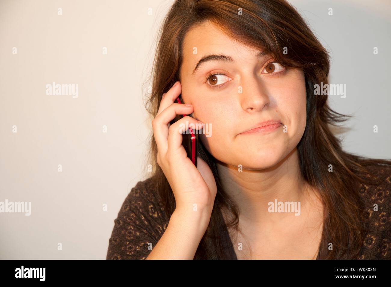 Jeune femme à l'aide de téléphone mobile. Banque D'Images