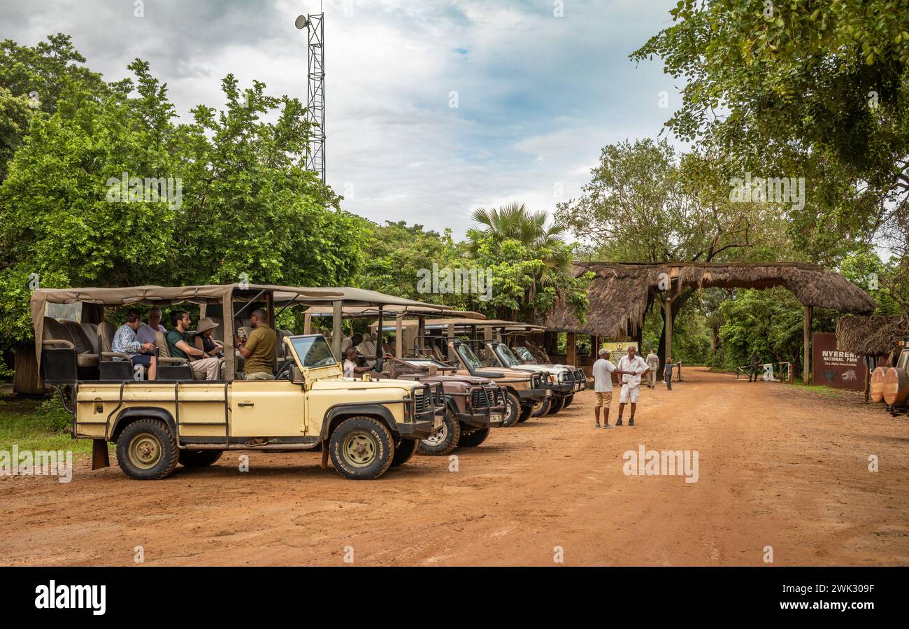 Véhicules à 4 roues motrices avec des touristes en excursion d'une journée à la piste d'atterrissage de Mtemere et à l'entrée du parc national de Nyerere (réserve de gibier de Selous) en Tanzanie. Banque D'Images Véhicules à 4 roues motrices avec des touristes en excursion d'une journée à la piste d'atterrissage de Mtemere et à l'entrée du parc national de Nyerere (réserve de gibier de Selous) en Tanzanie. Banque D'Images