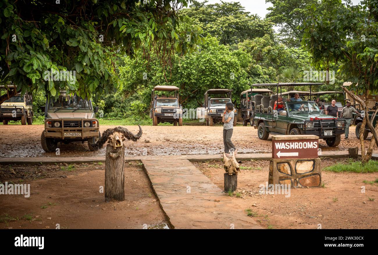 Les véhicules à 4 roues motrices attendent pour emmener les touristes en safari à la piste d'atterrissage de Mtemere et à l'entrée du parc national de Nyerere (réserve de gibier de Selous) en Tanzanie Banque D'Images Les véhicules à 4 roues motrices attendent pour emmener les touristes en safari à la piste d'atterrissage de Mtemere et à l'entrée du parc national de Nyerere (réserve de gibier de Selous) en Tanzanie Banque D'Images