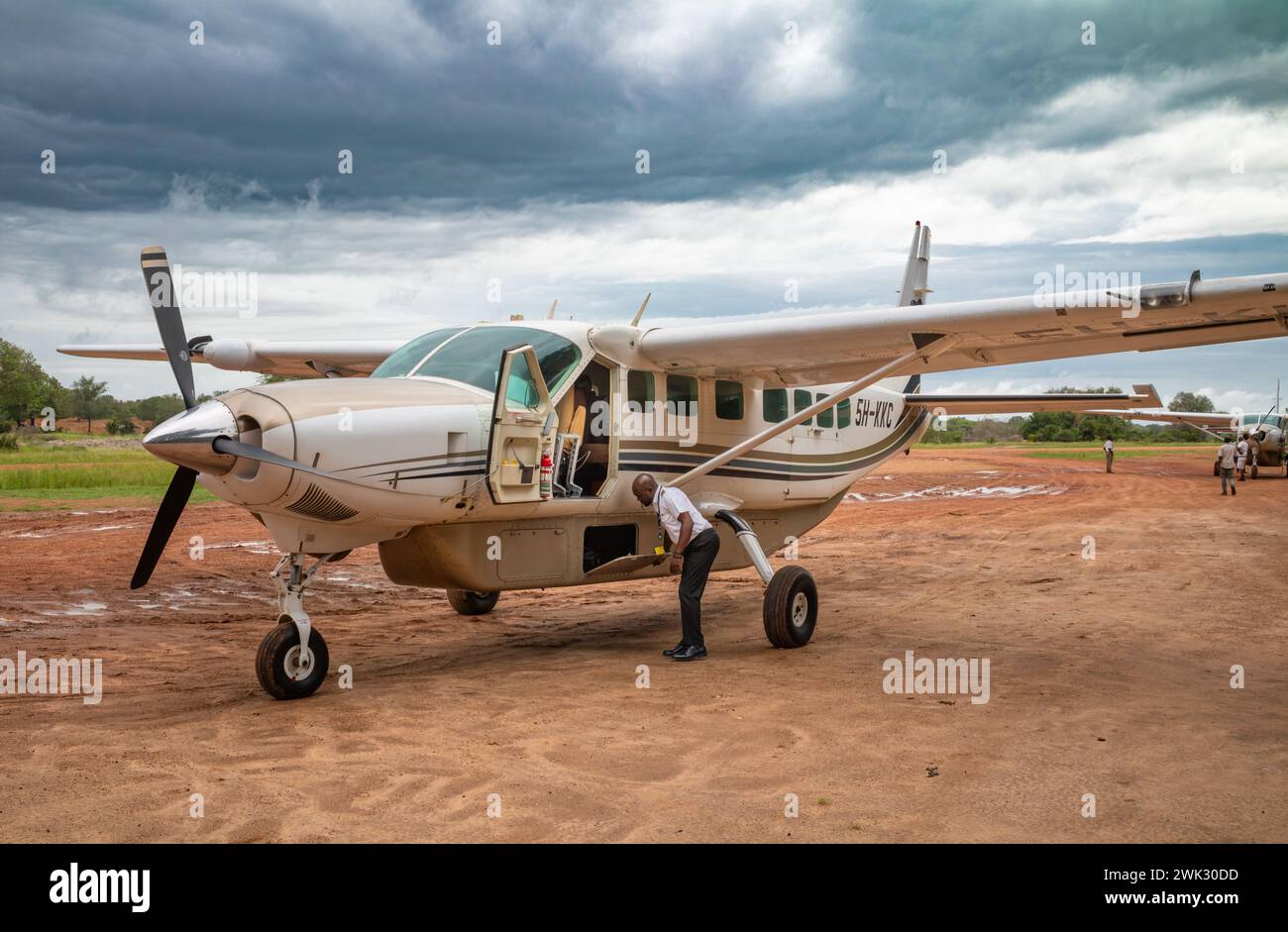 Un pilote effectue des vérifications avant vol à bord d'un avion léger Cessna de 12 places exploité par Auric Air services à la piste d'atterrissage de Mtemere au parc national de Nyerere (Selous Ga Banque D'Images
