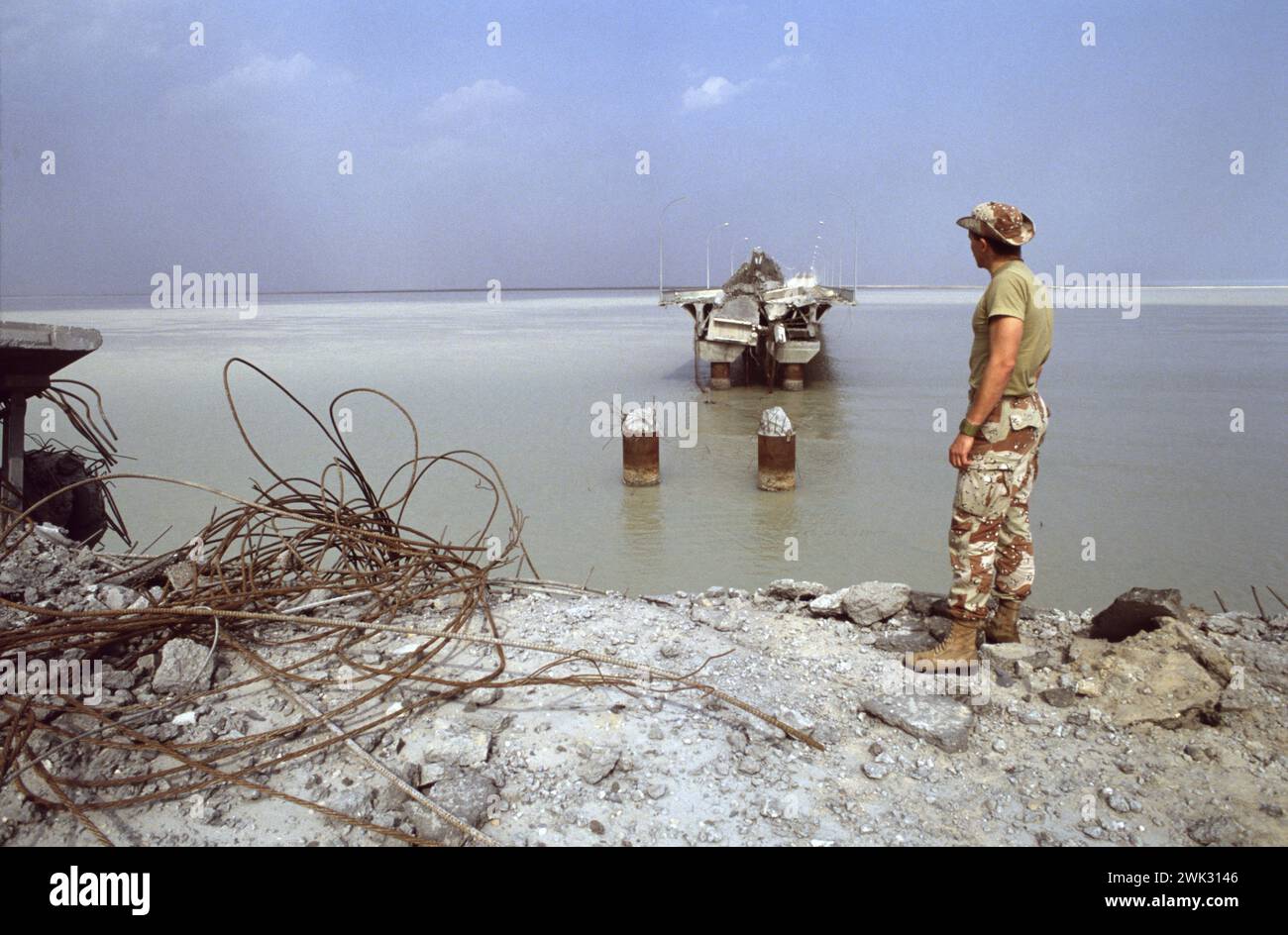 15 mars 1991 le pont endommagé vers l'île de Bubiyan dans le nord-est du Koweït, bombardé par des avions de l'USAF dans la guerre aérienne avec l'Irak. Banque D'Images