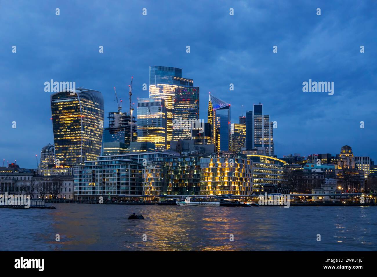 Le développement commercial dense des gratte-ciel de la ville de Londres vu de l'autre côté de la Tamise au crépuscule. Banque D'Images