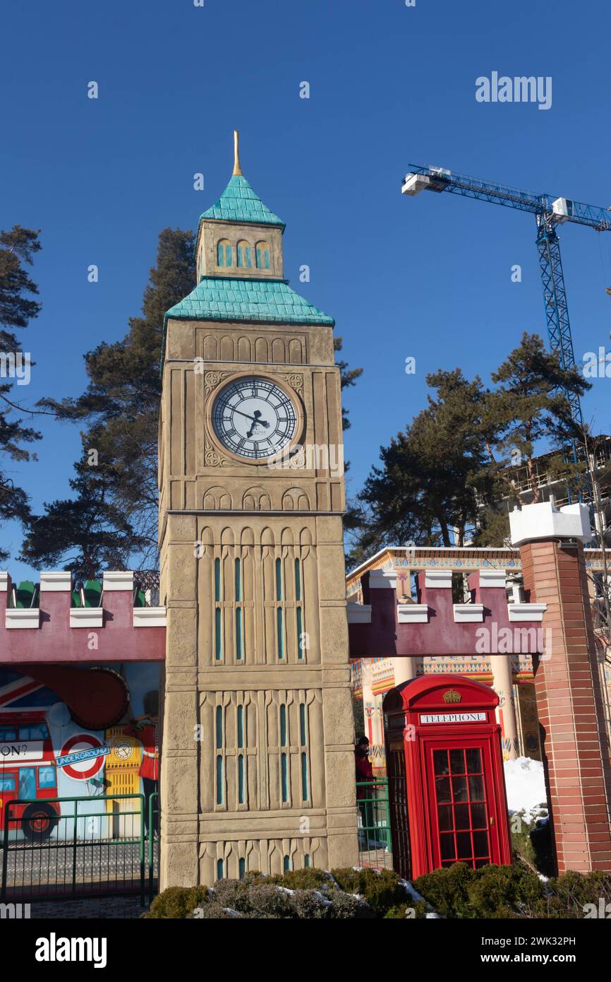 Ukraine, Kharkiv - 13 février 2022. Parc central de la culture et des loisirs, Kharkiv. Un bâtiment décoratif avec un clocher et une horloge murale Banque D'Images