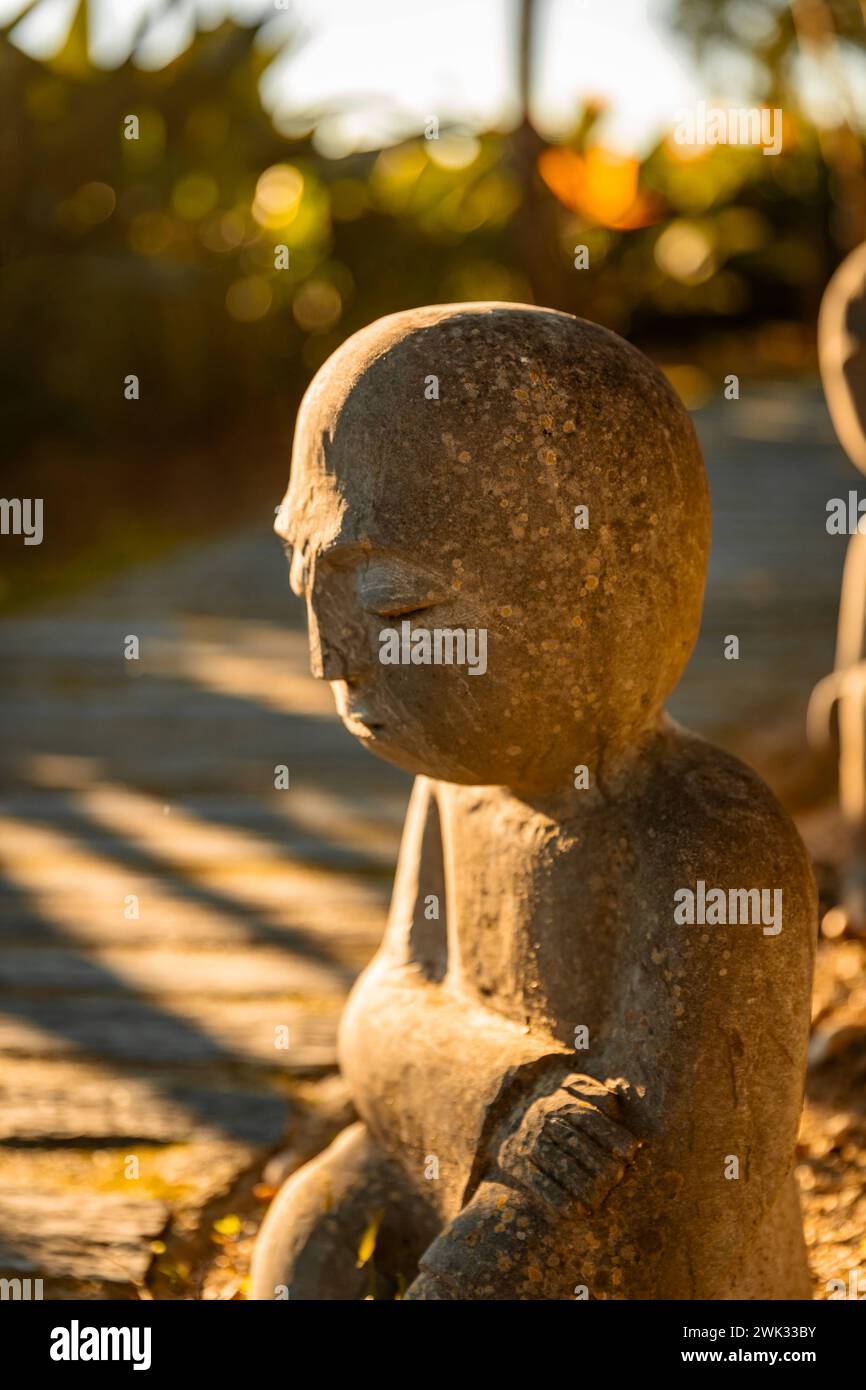Voyage Alentejo lieux intéressants figure de pierre de moine dans le parc paysager oriental Bacalhoa Buddha Eden au Portugal Banque D'Images