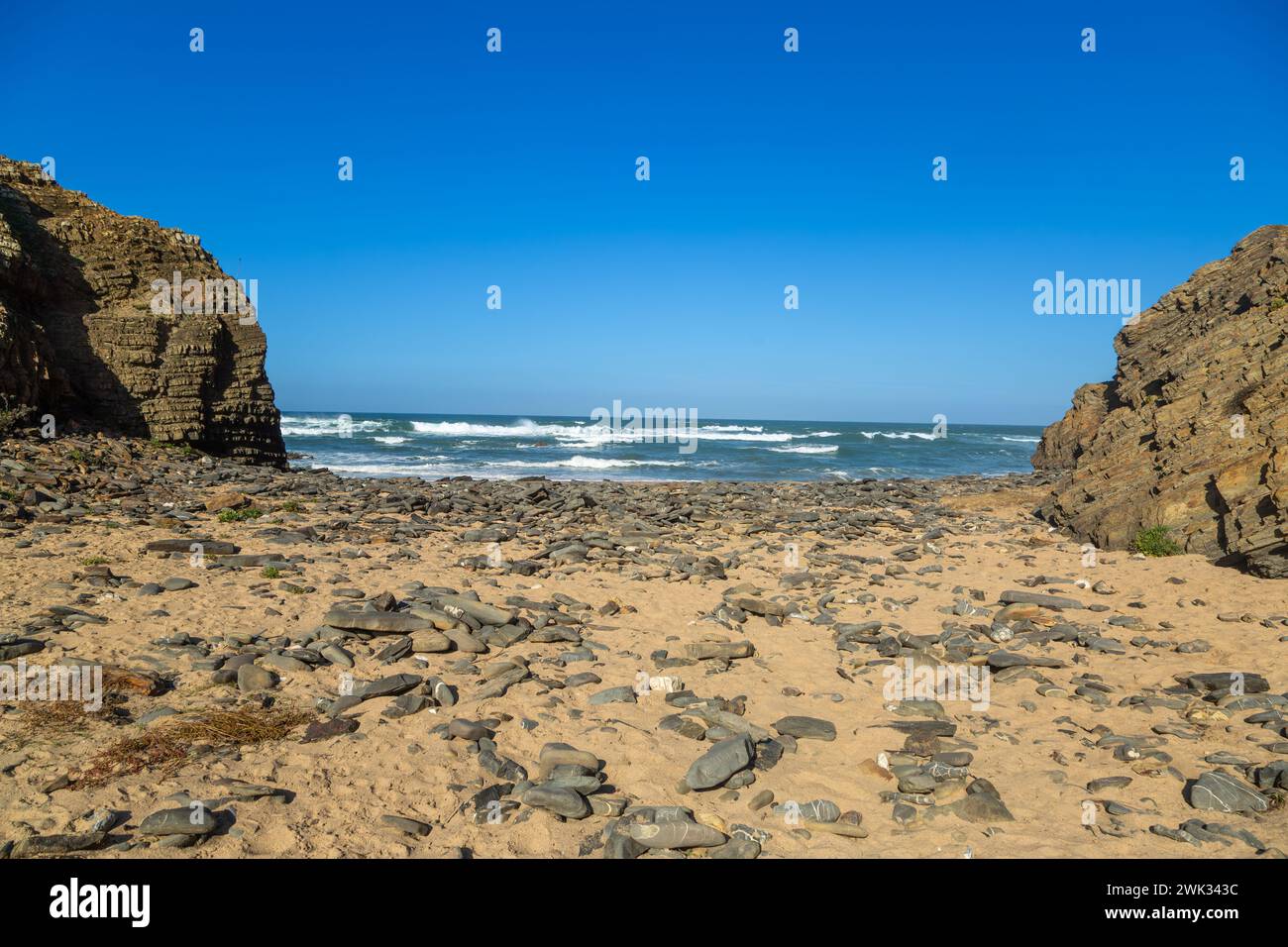 Sur la plage Praia da Barradinha près d'Aljezur au Portugal Banque D'Images