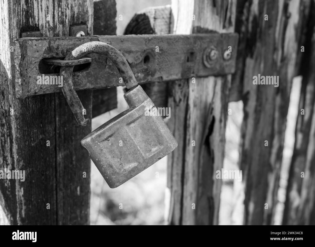 vieux cadenas rouillé sur la porte photographie noir et blanc Banque D'Images