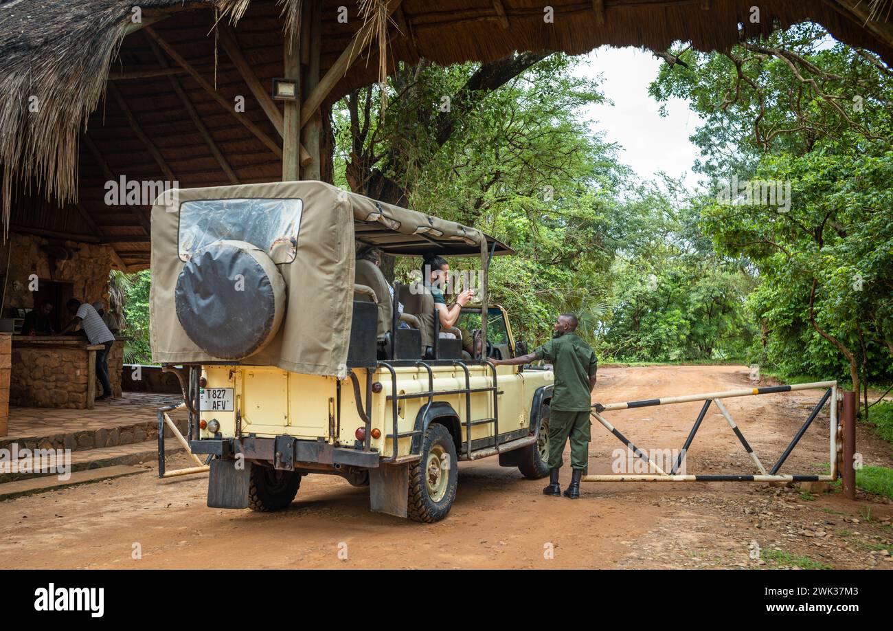 Un garde forestier du parc se trouve à l'entrée de Mtemere du parc national Nyerere (réserve de gibier Selous) en Tanzanie. Banque D'Images Un garde forestier du parc se trouve à l'entrée de Mtemere du parc national Nyerere (réserve de gibier Selous) en Tanzanie. Banque D'Images