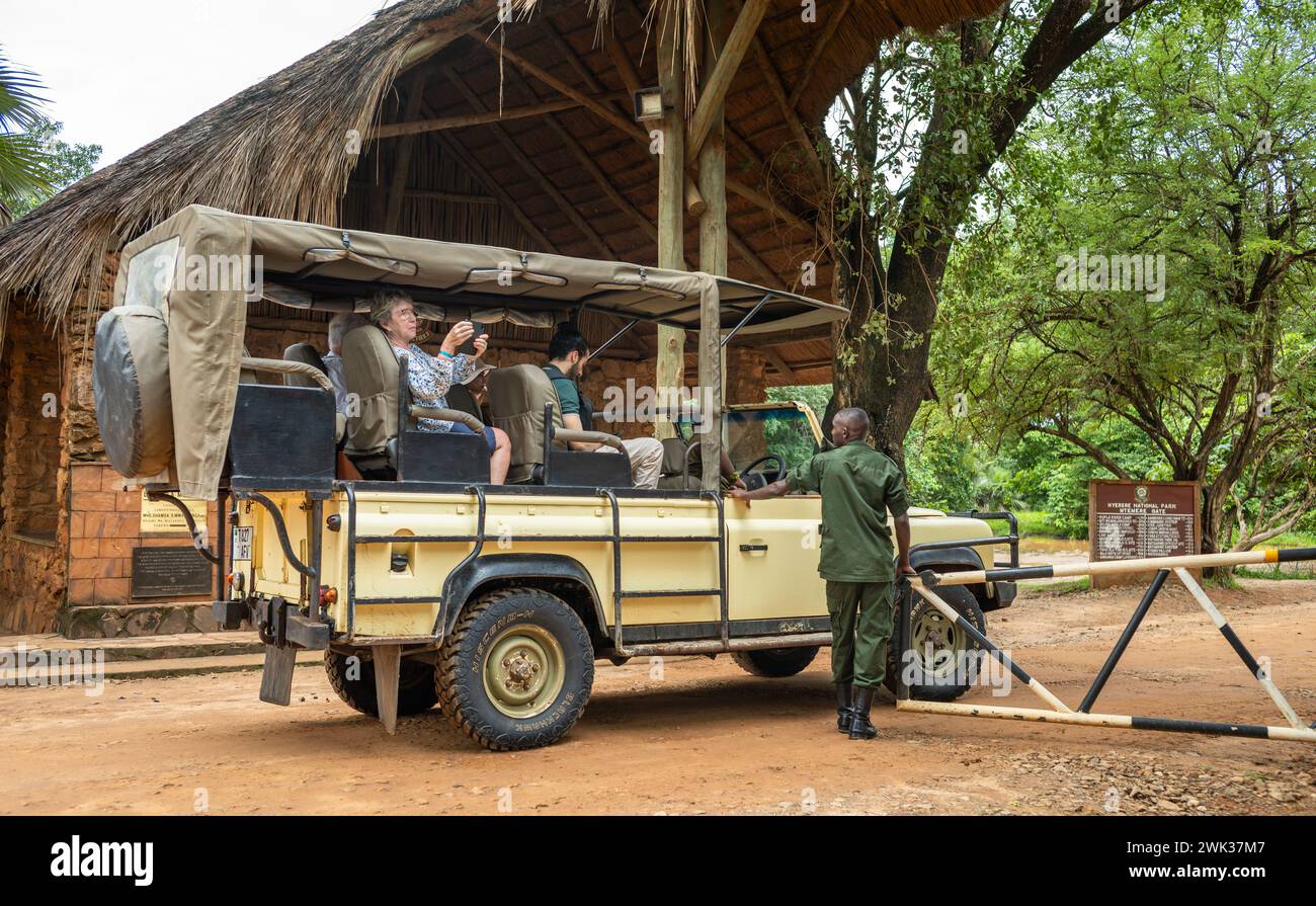 Les touristes occidentaux dans un véhicule à 4 roues motrices arrivent pour une balade à l'entrée de Mtemere au parc national de Nyerere (réserve de gibier de Selous) en Tanzanie Banque D'Images