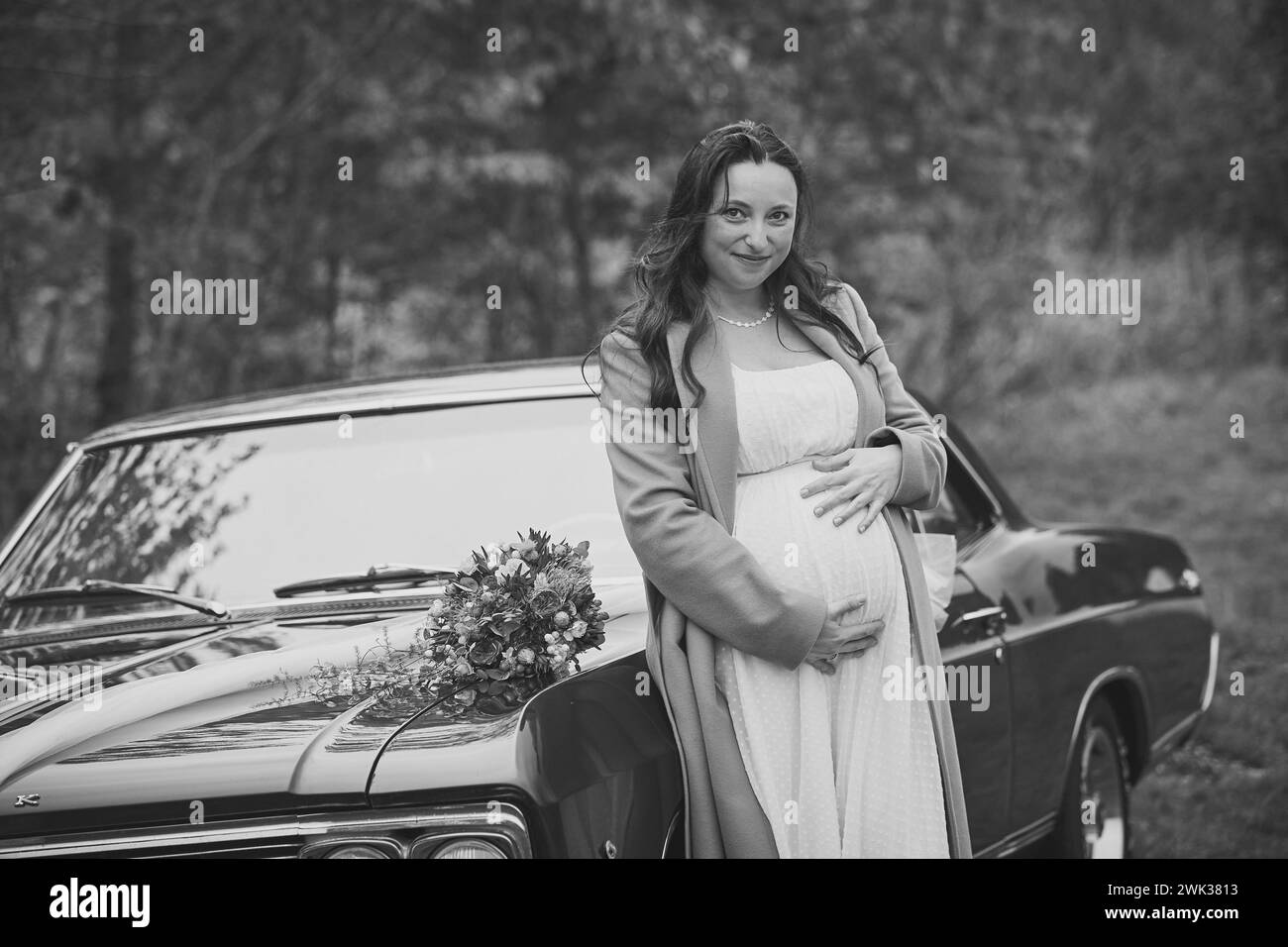 Vejle, Danemark, 26 octobre 2023 : Femme enceinte près d'une voiture rétro Banque D'Images
