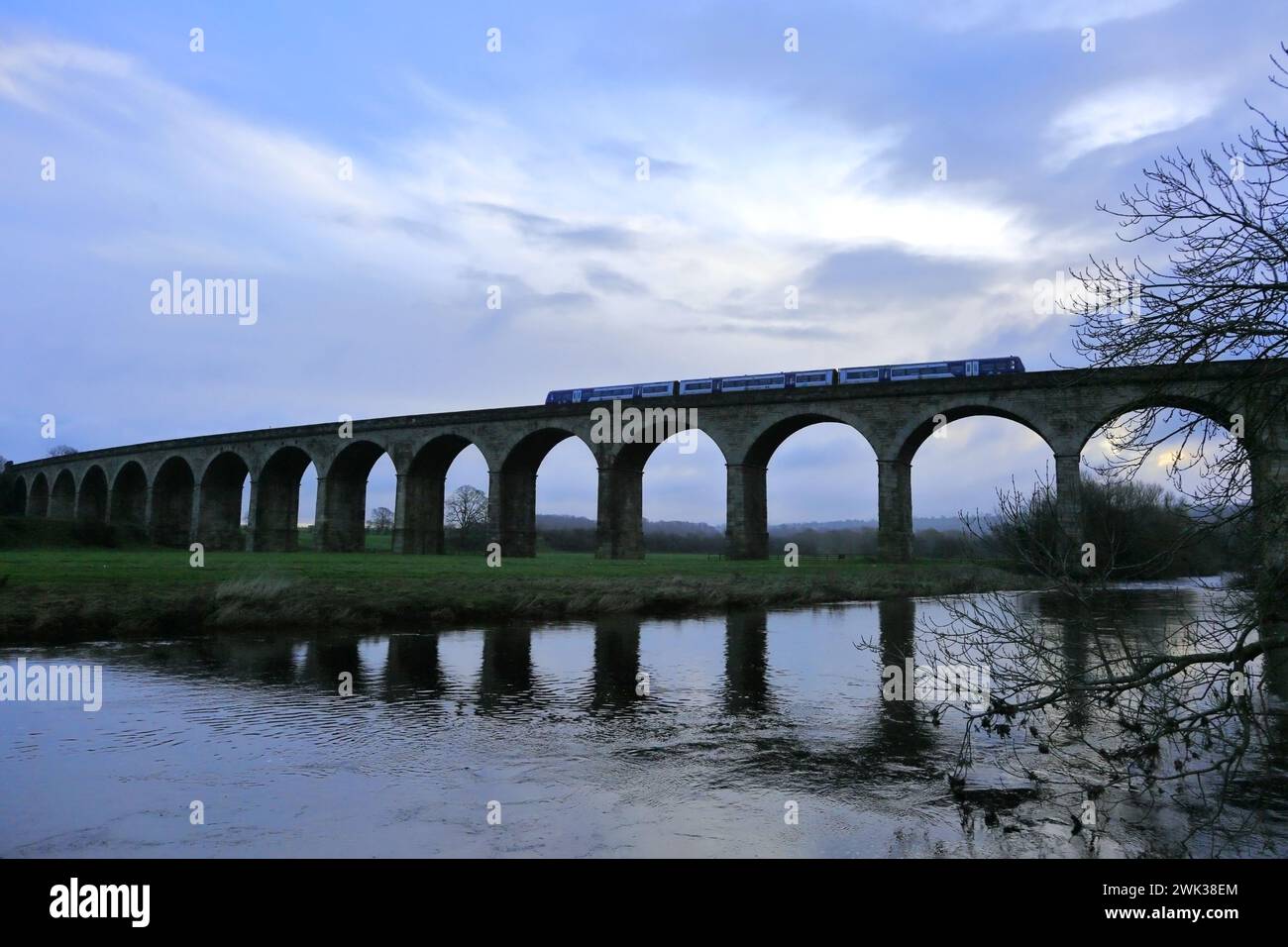 Train arriva Northern, classe 170 TurboStar, passant au-dessus du viaduc d'Arthington, village d'Arthington, Wharfedale, West Yorkshire, Angleterre Banque D'Images