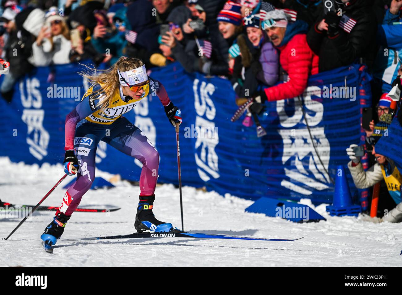 Minneapolis, Minnesota, États-Unis, 17 février 2024 : L'américaine Jessie Diggins sprinte alors que la foule réagit à la course de ski de fond de la coupe du monde FIS au parc régional Theodore Wirth à Minneapolis, Minnesota, États-Unis. Elle a terminé quatrième. La course était la première Coupe du monde nordique organisée aux États-Unis depuis 2001. Crédit : John Lazenby/Alamy Live News Banque D'Images