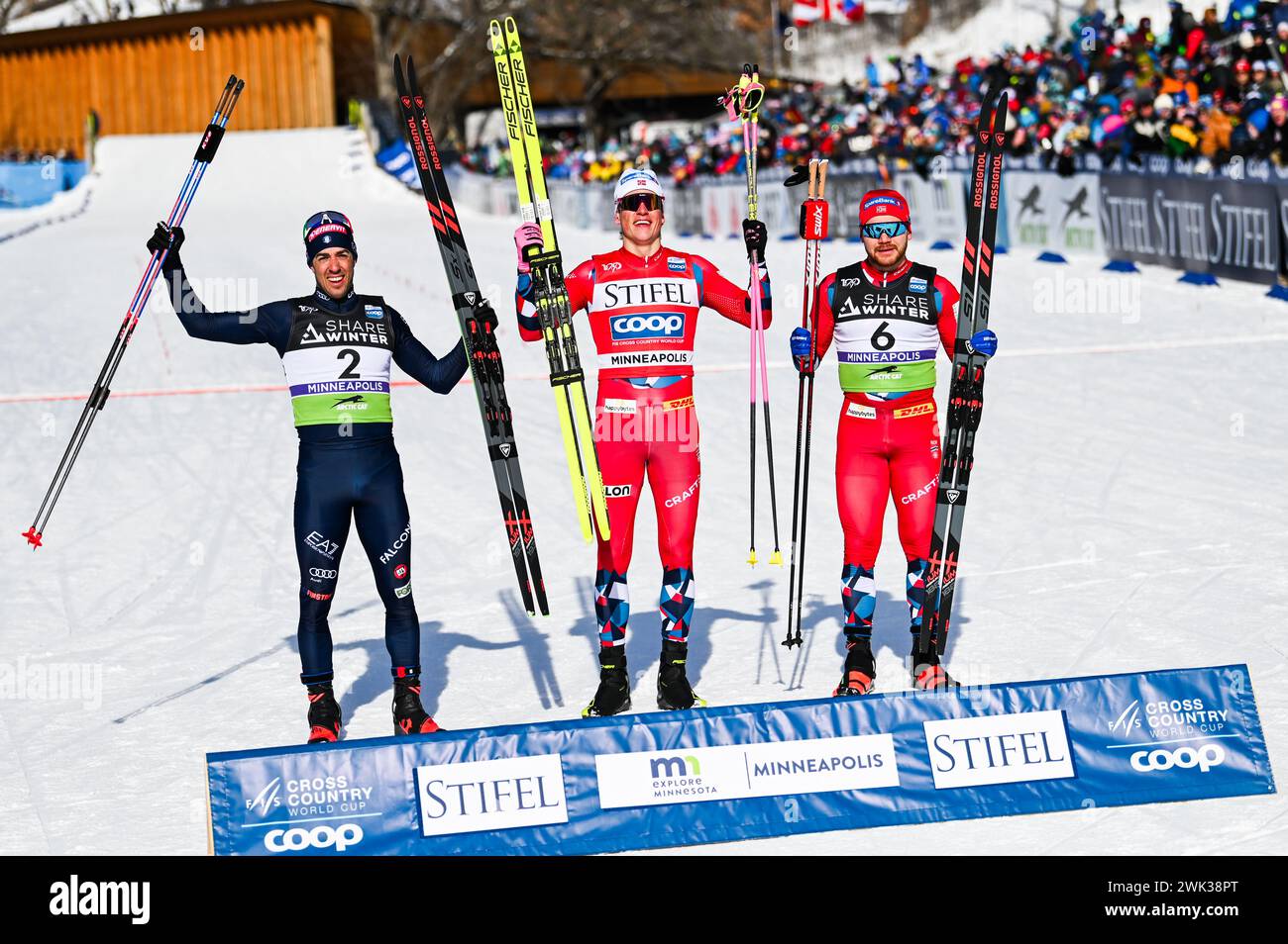 Minneapolis, Minnesota, États-Unis, 17 février 2024 : vainqueurs de la coupe du monde de ski de fond sprint de la FIS au parc régional Theodore Wirth à Minneapolis, Minnesota, États-Unis, de gauche à droite, Federico Pellegrino (ITALIE), 2e ; Johannes Hosflot Klaebo (NORVÈGE), 1er ; Haavard Solaas Taugboel (NORVÈGE), 3rd. La course était la première Coupe du monde nordique organisée aux États-Unis depuis 2001. Crédit : John Lazenby/Alamy Live News Banque D'Images