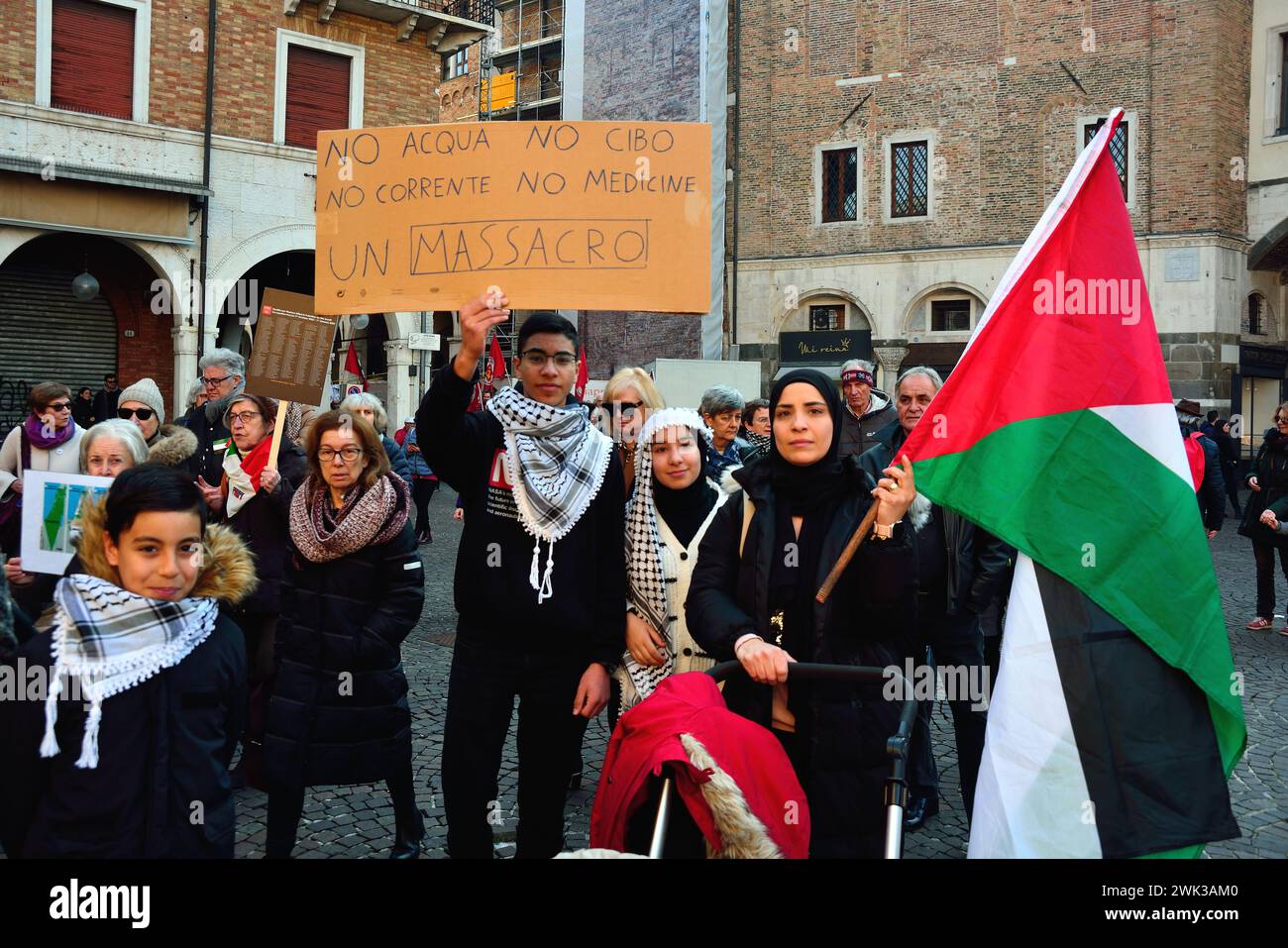 Padoue, Italie. 118 février 2024. Quelques centaines de personnes ont participé à un sit-in et à une marche pour soutenir l'initiative des médecins volontaires pro-palestiniens baptisée 'sanitari per Gaza Veneto'. L’association est prête à accueillir des blessés de Gaza dans les établissements de santé de Vénétie et à fournir les soins médicaux nécessaires, afin de créer un pool de professionnels prêts à se déplacer sur des terrains opérationnels étrangers. Au cours de la séance, les participants signent également une pétition demandant au gouvernement italien de recommander officiellement l'État de Palestine. Crédits:Ferdinando Piezzi/Alamy Live News Banque D'Images