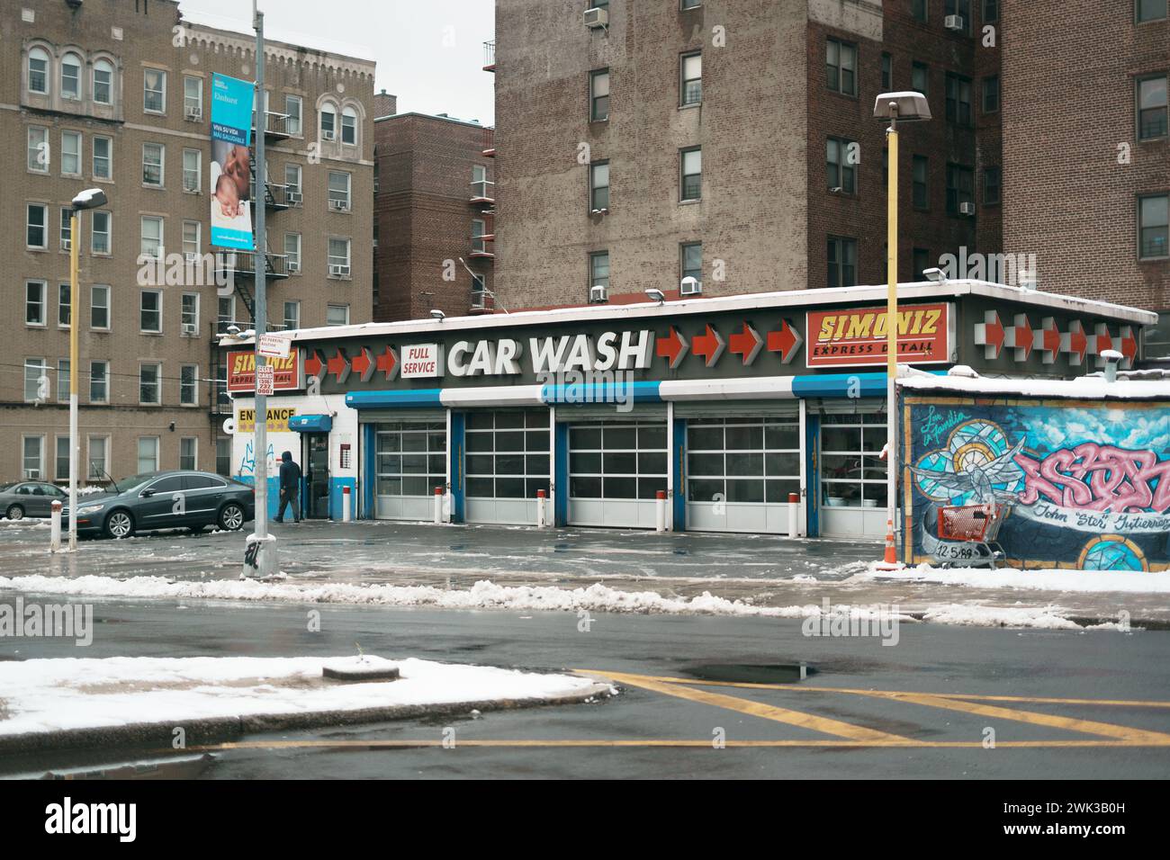 Elmhurst Off Broadway car Wash lors d'une journée d'hiver enneigée dans le Queens, New York Banque D'Images