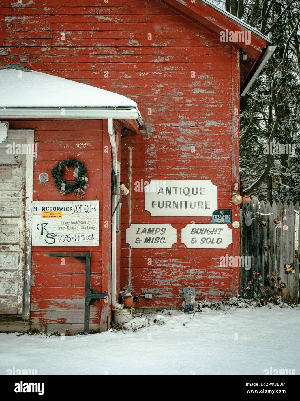 Boutique d'antiquités par une journée d'hiver enneigée à Port Byron, New York Banque D'Images