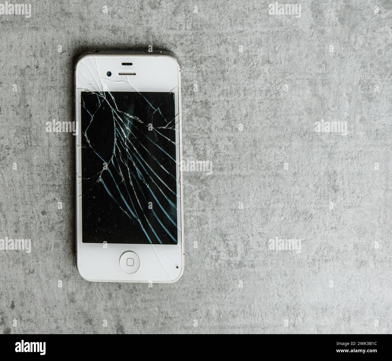 Apple iPhone 4s avec un écran cassé fissuré Banque D'Images
