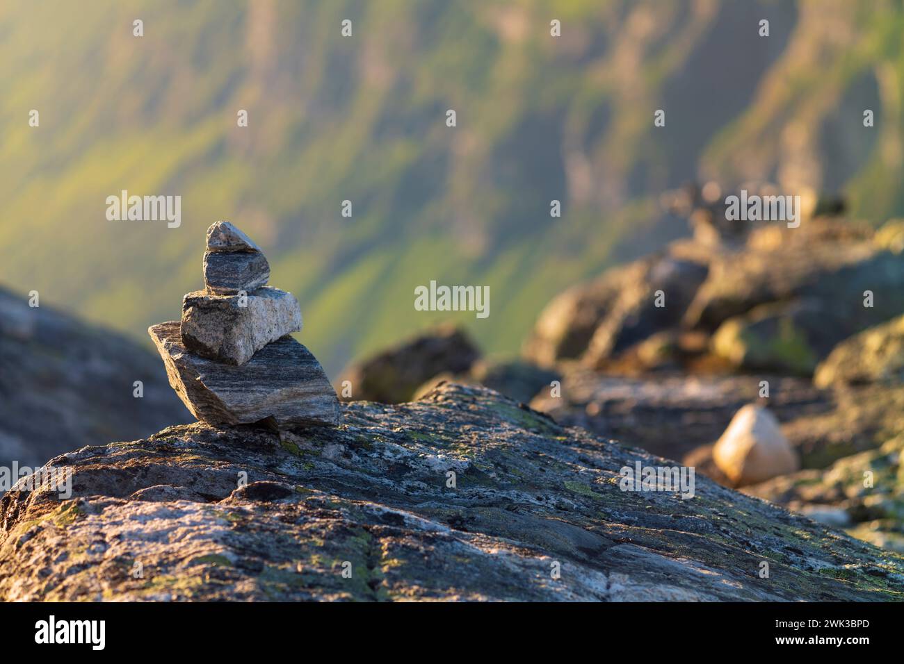 La vallée de Breiddalen, au parc national de Jotunheimen en Norvège, a atteint un sommet enneigé, le long de la route de Geiranger, pendant une journée d'été. Une petite pile, pile de ro Banque D'Images