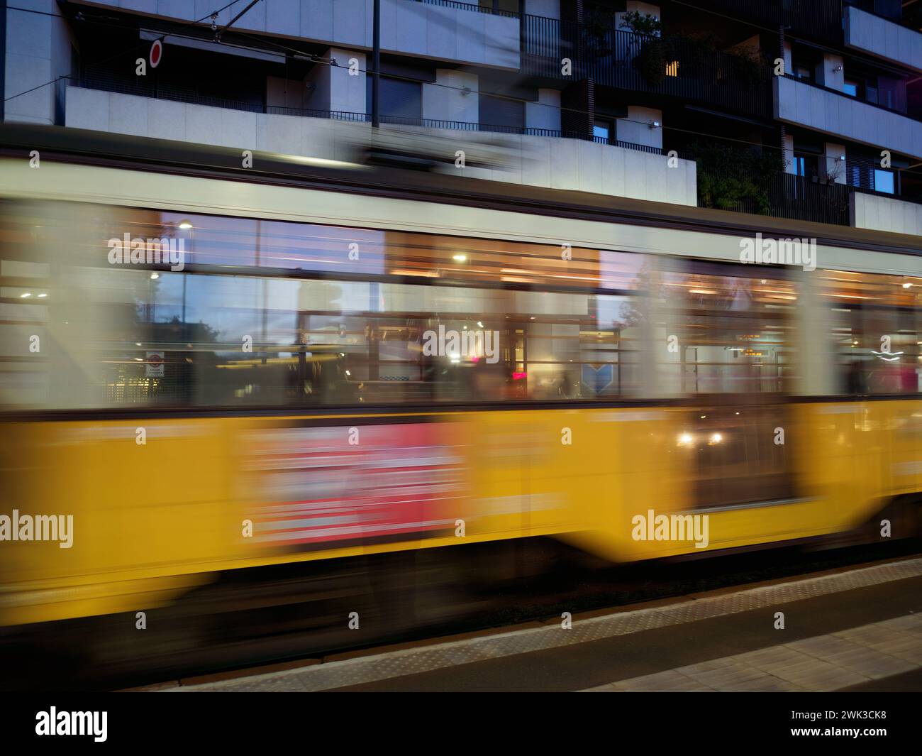Tramway jaune de Milan, Lombardie, Italie, à Citylife Banque D'Images
