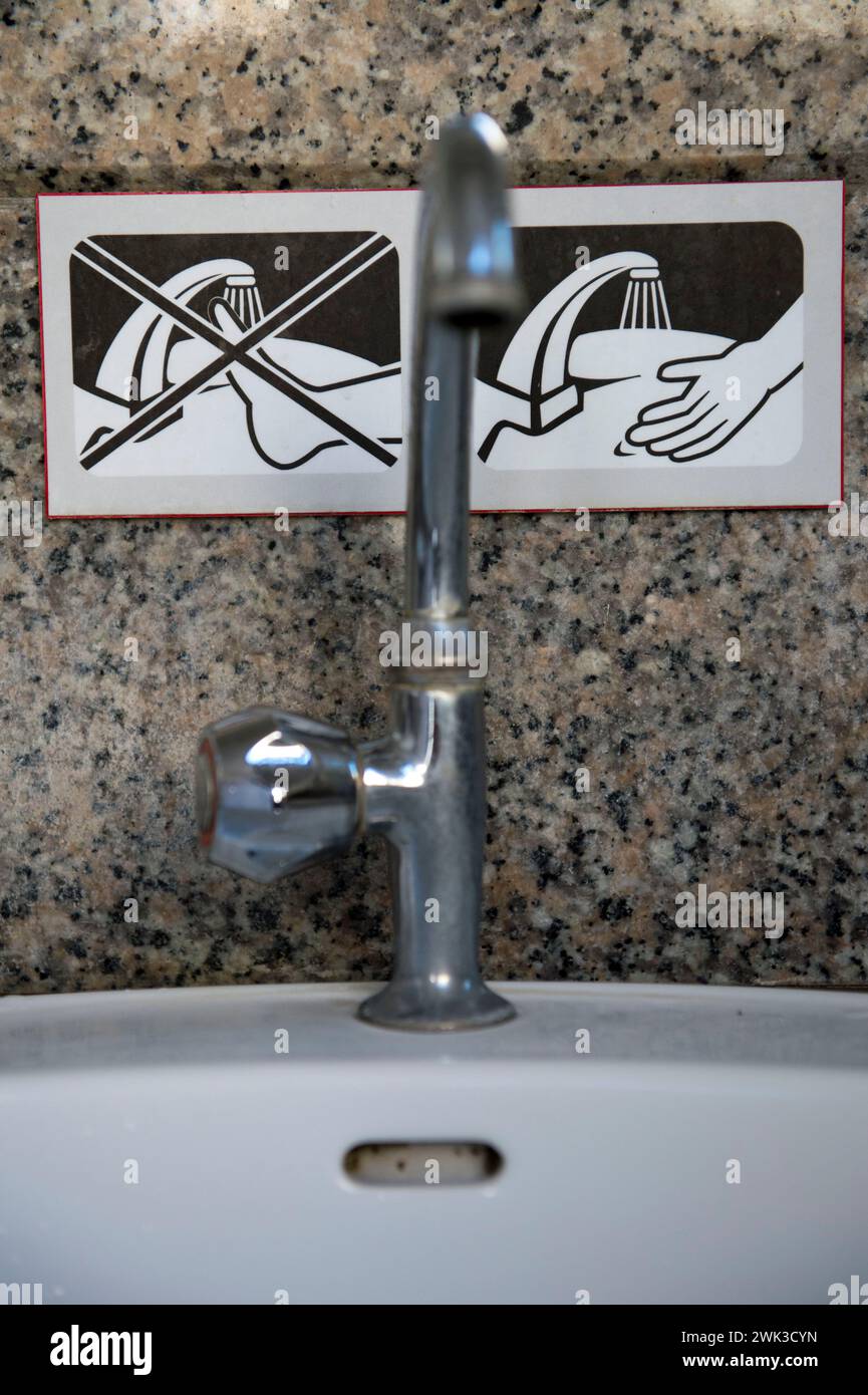 Panneau 'pas de lavage des pieds' dans les toilettes du parc archéologique de Pafos Banque D'Images