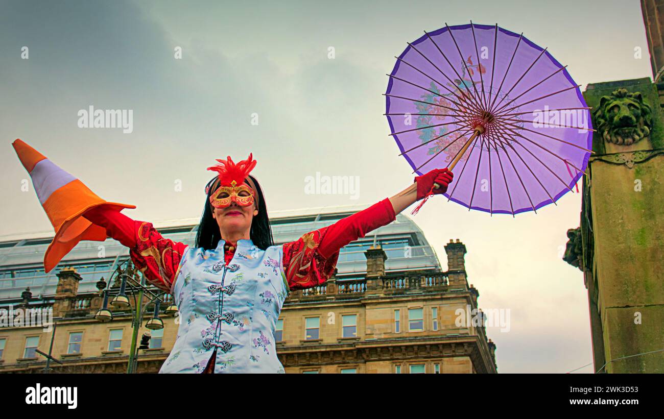 Glasgow, Écosse, Royaume-Uni. 18 février 2024. L'année du Dragon et les célébrations annuelles des marcheurs d'échasses du nouvel an chinois de Glasgow reviennent à George Square. La Chinese Cultural and Welfare Society Scotland organise son exposition publique annuelle avec une danse du lion. Crédit Gerard Ferry/Alamy Live News Banque D'Images