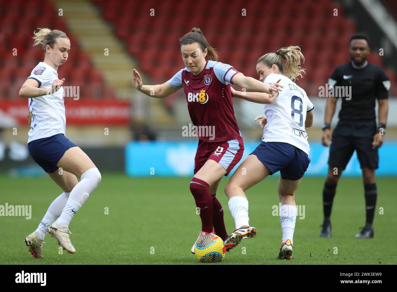 Londres, Angleterre. 18 février 2024. Rachel Corsie d'Aston Villa protège le ballon de Grace Clinton et Martha Thomas de Tottenham Hotspur lors du match de Super League féminin entre Tottenham Hotspur et Aston Villa à Brisbane Road. Crédit : Alexander Canillas/Alamy Live News Banque D'Images