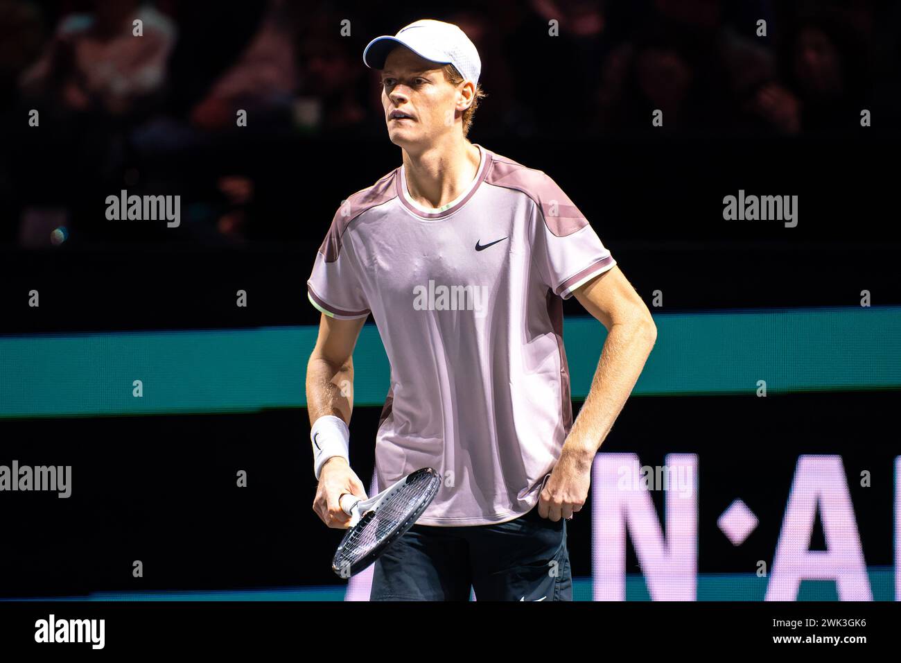 ROTTERDAM, PAYS-BAS - 18 FÉVRIER : Jannik Sinner, de l'Italie, regarde le jour 7 de l'ABN AMRO Open 2024 à Ahoy le 18 février 2024 à Rotterdam, pays-Bas. (Photo de Joris Verwijst/BSR Agency) Banque D'Images