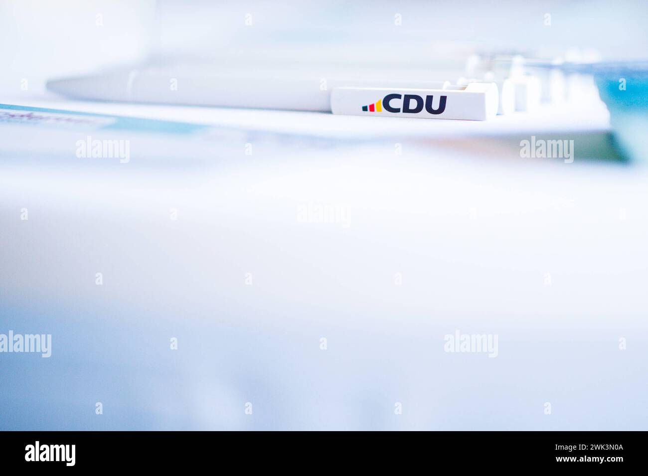 17.02.2024 - Nordrhein-Westfalens Innenminister gastiert beim Neujahrsempfang des CDU-Kreisverbandes Herford. IM Bild ein Schriftzug der Christlich Demokratischen Union auf einem Stift, Kugelschreiber neben Zetteln mit der Aufschrift Ihre Idee. , *** 17 02 2024 Rhénanie-du-Nord-Westphalias Ministre de l'intérieur fait une apparition à la réception du nouvel an de l'association de district CDU à Herford sur la photo, Union chrétienne démocrate lettrant sur un stylo, stylo à bille à côté de feuilles de papier avec l'inscription votre idée , Banque D'Images