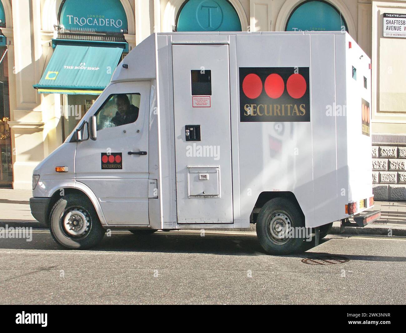 Securitas service de livraison et de collecte d'argent en utilisant un véhicule commercial blanc avec logo de marque vue latérale et chauffeur assis dans un taxi garé dans les locaux du Trocadéro à Shaftesbury Avenue une image d'archive historique West End de Londres Angleterre Royaume-Uni Banque D'Images