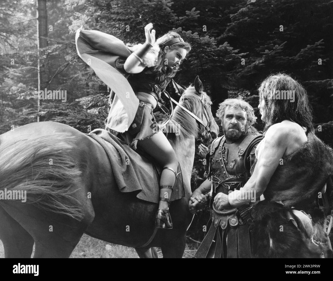 L'actrice britannique NICOLA PageTT et ANDREW KEIR dans une scène de LA REINE VIKING 1967 réalisateur DON CHAFFEY histoire originale JOHN TEMPLE-SMITH costume Design JOHN FURNISS musique PHILIP MARTELL A Hammer film production / Warner-Pathe Banque D'Images