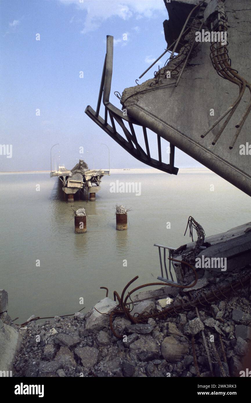 15 mars 1991 le pont détruit vers l'île de Bubiyan dans le nord-est du Koweït, bombardé par des avions de l'USAF dans la guerre aérienne avec l'Irak. Banque D'Images