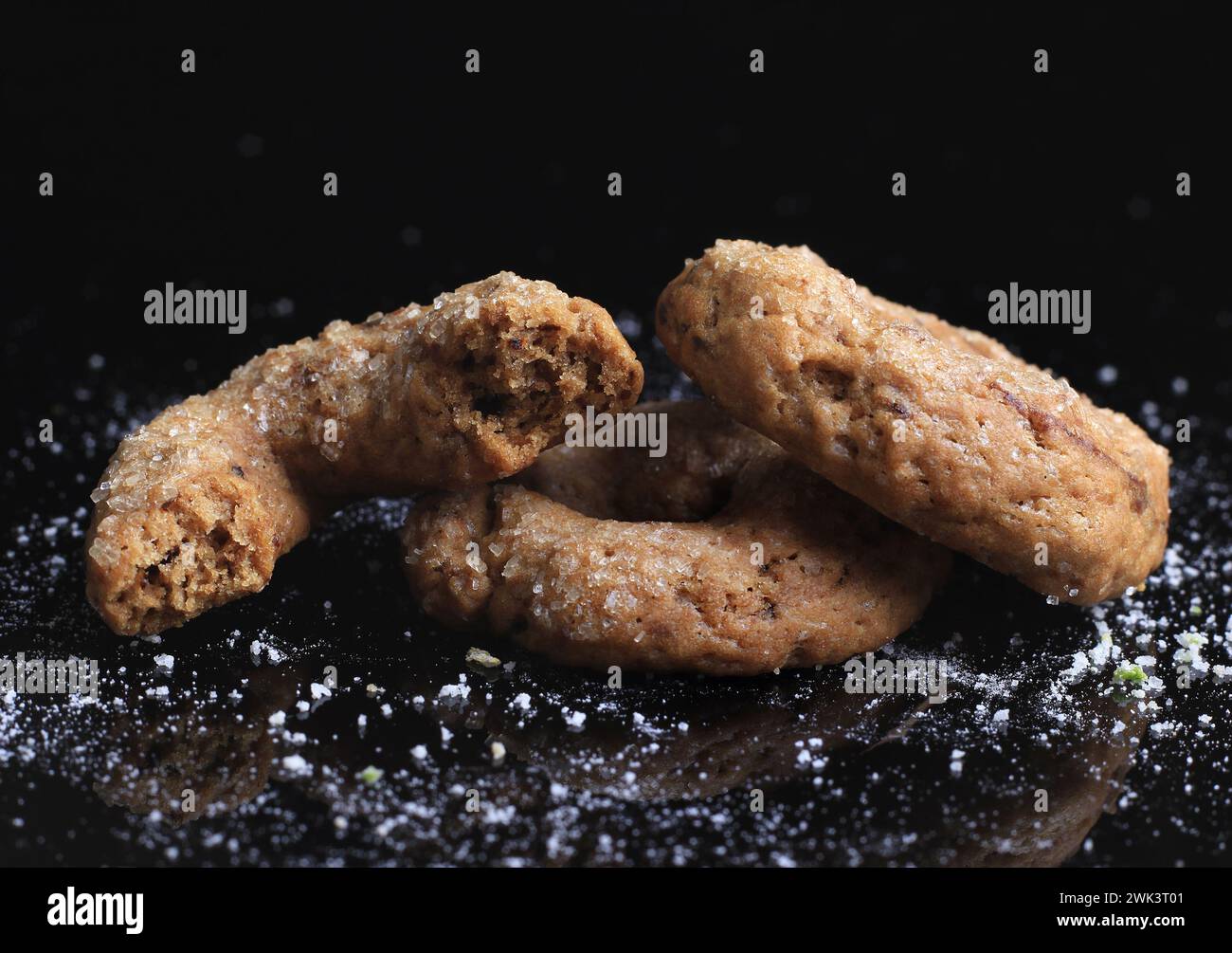 Un lot de café fraîchement cuit anneaux des biscuits sur noir. Banque D'Images