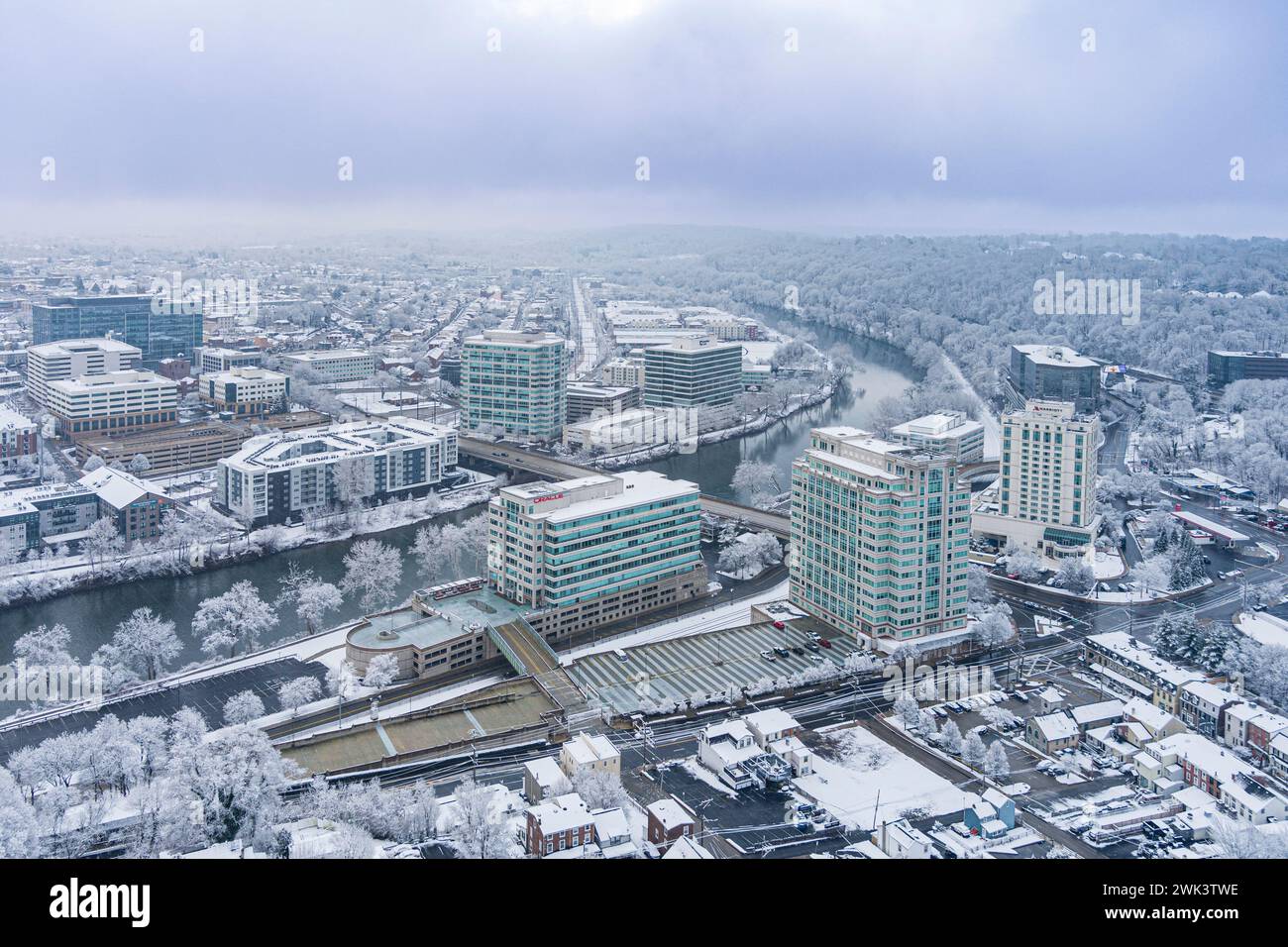 Vue aérienne de Conshohocken (banlieue de Philadelphie) Pennsylvanie USA en hiver avec de la neige, Banque D'Images
