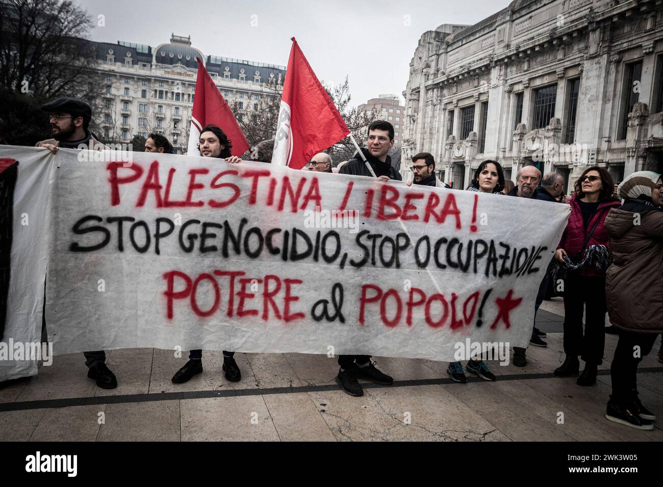 Foto Marco Ottico/LaPresse18 - 02 - 2024 Milano , Italia - Cronaca - Manifestazione pro palestinesi e curdi in piazza Duca d&#x2019;Aosta photo Marco Ottico/LaPresse 18 - 02 - 2024 Milan , Italie - Actualités - manifestation pro-palestinienne et kurde sur Piazza Duca d'Aosta Banque D'Images