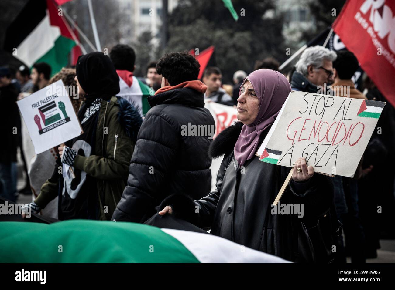 Foto Marco Ottico/LaPresse18 - 02 - 2024 Milano , Italia - Cronaca - Manifestazione pro palestinesi e curdi in piazza Duca d&#x2019;Aosta photo Marco Ottico/LaPresse 18 - 02 - 2024 Milan , Italie - Actualités - manifestation pro-palestinienne et kurde sur Piazza Duca d'Aosta Banque D'Images