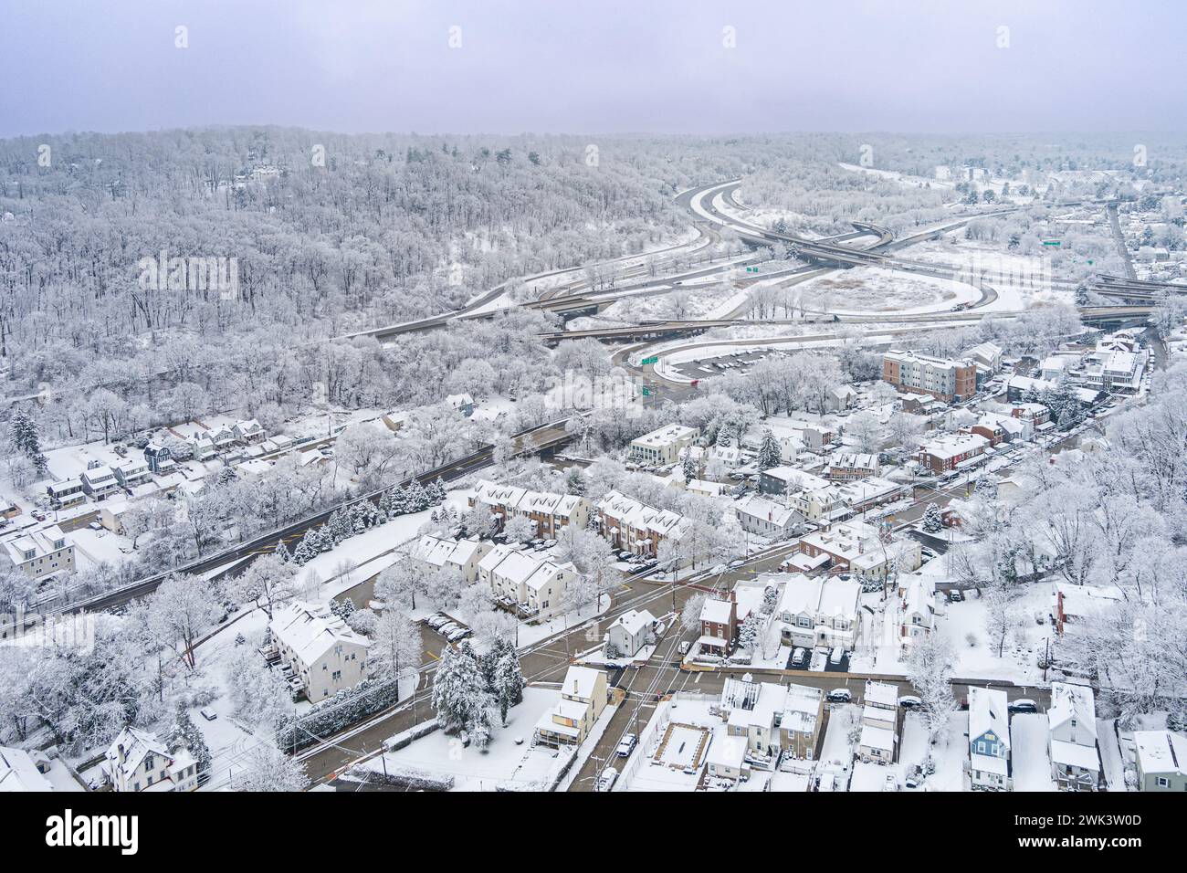 Vue aérienne de Conshohocken Pennsylvanie pendant l'hiver avec de la neige sur le sol. Banque D'Images
