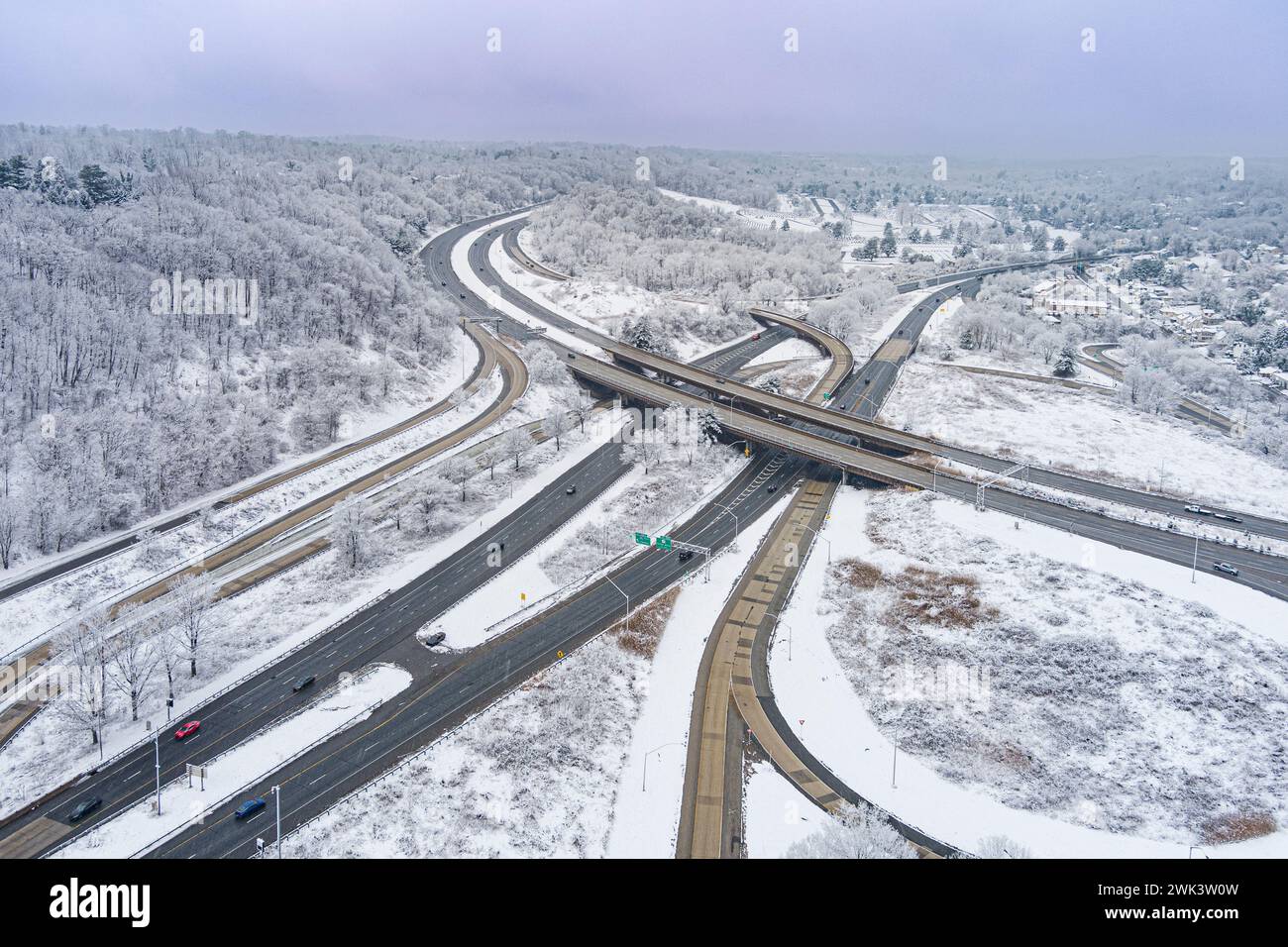 Vue aérienne de l'échangeur routier en hiver avec de la neige, Pennsylvanie, États-Unis Banque D'Images