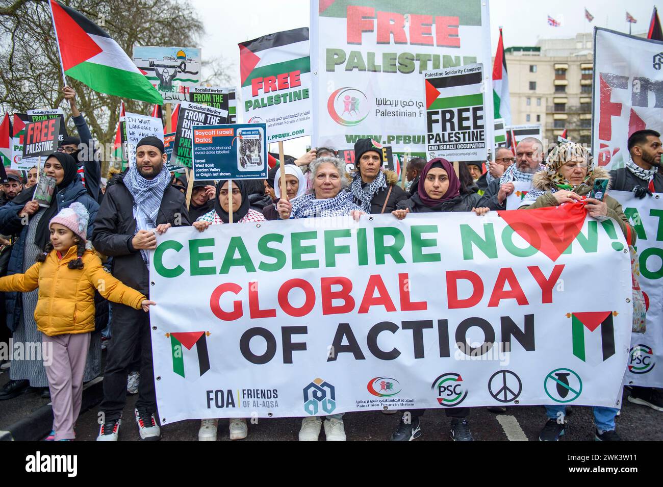 Londres, Royaume-Uni 17/02/2024 des milliers de manifestants défilent de Hyde Park à l'ambassade d'Israël lors de la dernière manifestation contre le bombardement continu de Gaza Banque D'Images