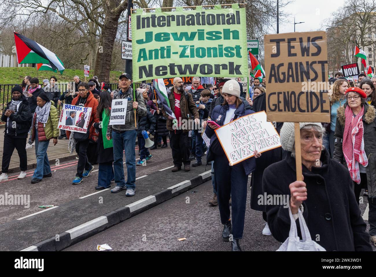 Londres, Royaume-Uni. 17 février 2024. Les membres de la communauté juive participent à une Journée mondiale d’action organisée par des groupes pro-palestiniens pour appeler à un cessez-le-feu immédiat et permanent à Gaza. Les manifestants ont défilé vers l'ambassade israélienne pour la première fois depuis le 7 octobre 2023. Crédit : Mark Kerrison/Alamy Live News Banque D'Images