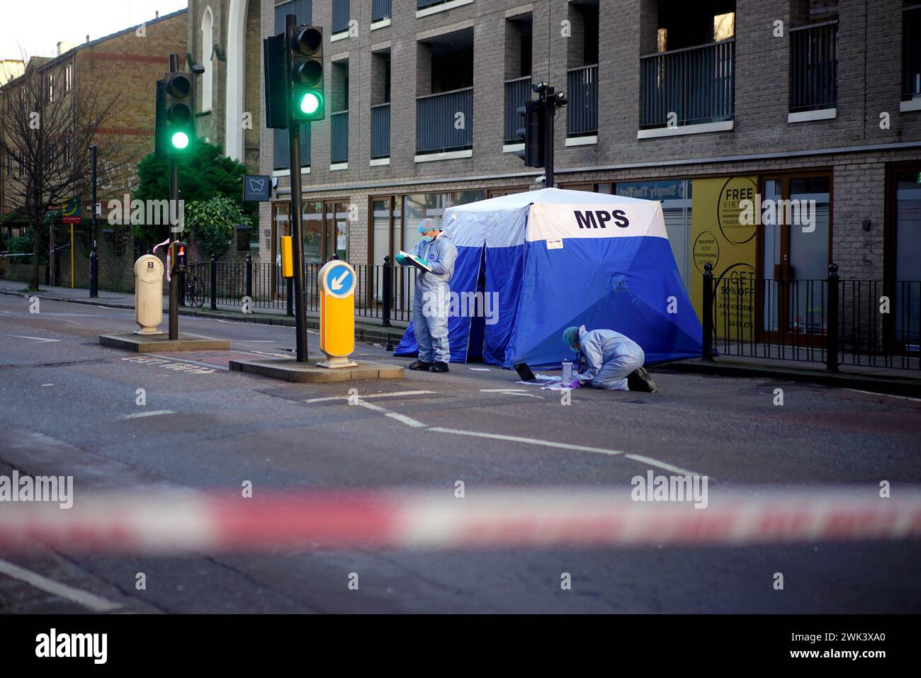 Les agents légistes travaillent près de la scène où un garçon de 17 ans est mort après avoir été poignardé sur Hackney Road à Shoreditch, près de la jonction avec Cremer Street, vers 22 h 50 samedi. La victime a été retrouvée blessée par arme blanche et est décédée sur les lieux. Date de la photo : dimanche 18 février 2024. Banque D'Images