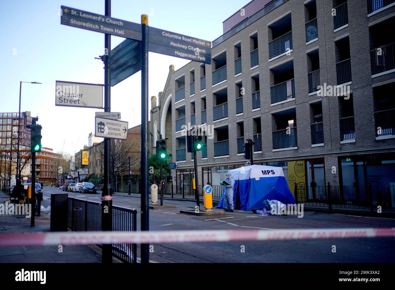 Les agents légistes travaillent près de la scène où un garçon de 17 ans est mort après avoir été poignardé sur Hackney Road à Shoreditch, près de la jonction avec Cremer Street, vers 22 h 50 samedi. La victime a été retrouvée blessée par arme blanche et est décédée sur les lieux. Date de la photo : dimanche 18 février 2024. Banque D'Images