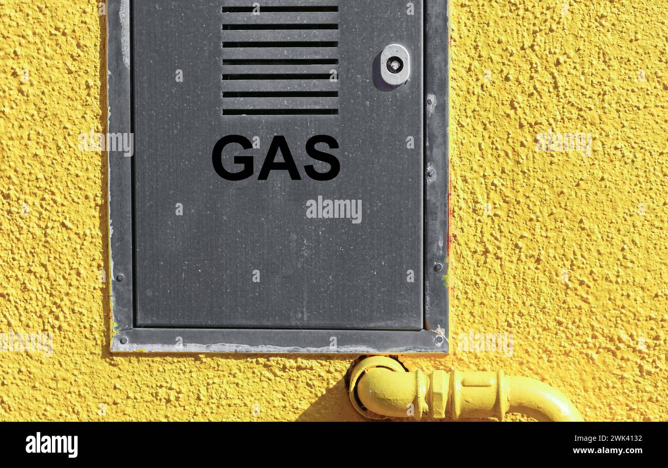 Porte métallique des compteurs de gaz avec le texte GAZ et le tube jaune Banque D'Images