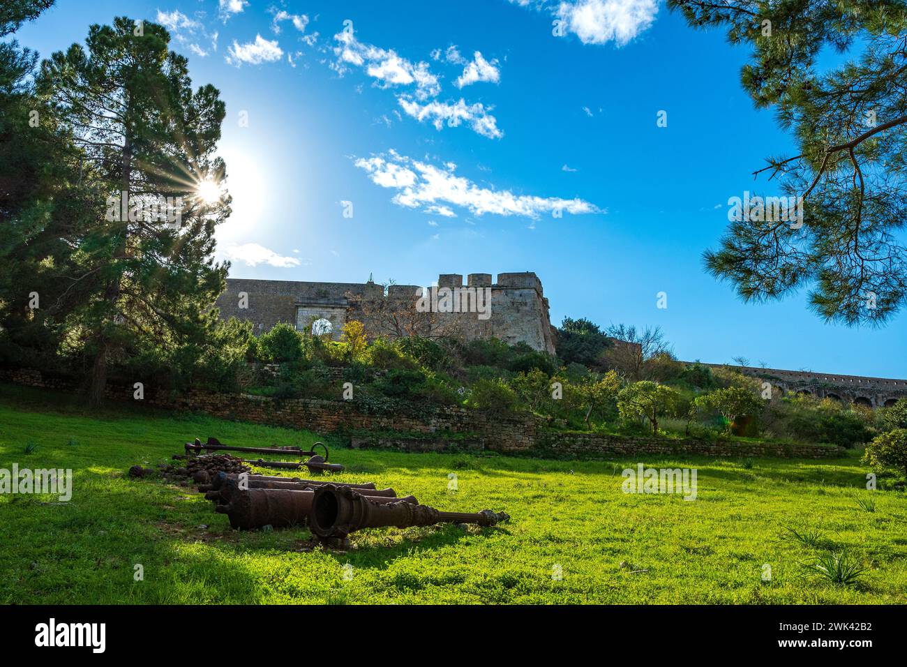 Vue panoramique depuis le célèbre château de Pylos ou Niokastro dans la ville de Pylos, région de Navarin, Messinia, Grèce. Banque D'Images