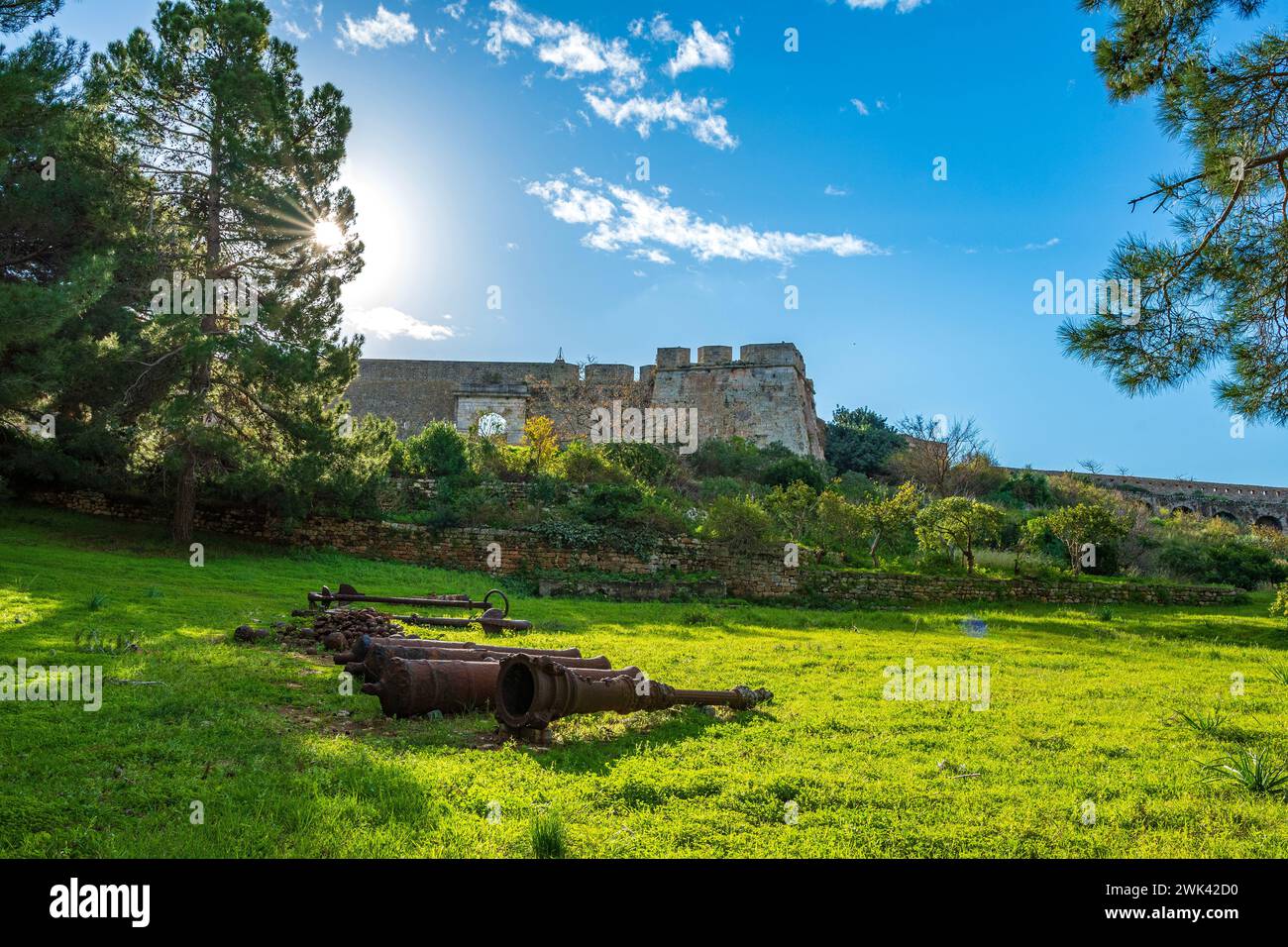Vue panoramique depuis le célèbre château de Pylos ou Niokastro dans la ville de Pylos, région de Navarin, Messinia, Grèce. Banque D'Images