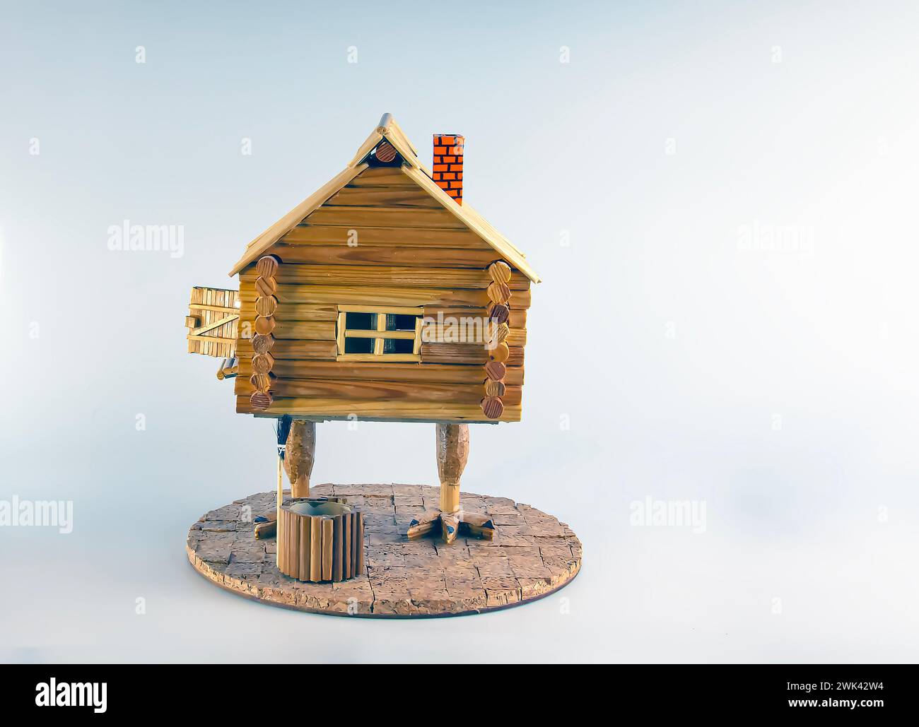 Une figurine d'une maison en bois sur des cuisses de poulet. La maison de Baba Yaga. Fait à la main. Banque D'Images