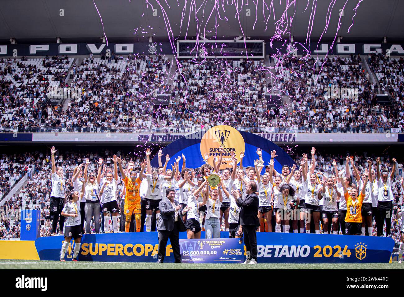 Sao Paulo, Brésil. 18 février 2024. Sao Paulo, Brésil, 18 février 2024 les Corinthiens célèbrent avec trophée après avoir remporté la Supercopa do Brasil Feminino (Super Coupe féminine brésilienne) entre les Corinthiens et Cruzeiro au Neo Quimica Arena à Sao Paulo, Brésil (Danilo Fernandes/SPP) crédit : SPP Sport Press photo. /Alamy Live News Banque D'Images