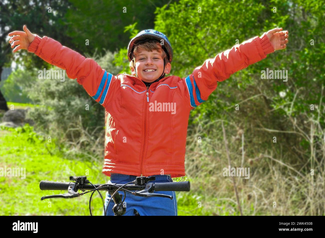 Un garçon se réjouit après avoir gagné une course de vélo à une compétition scolaire Banque D'Images