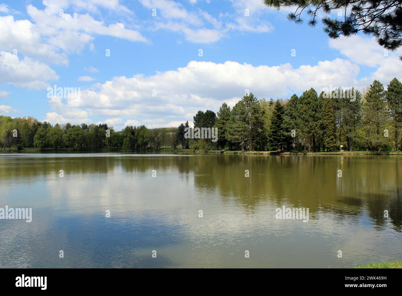 Lac sous le ciel bleu à Koszeg Banque D'Images