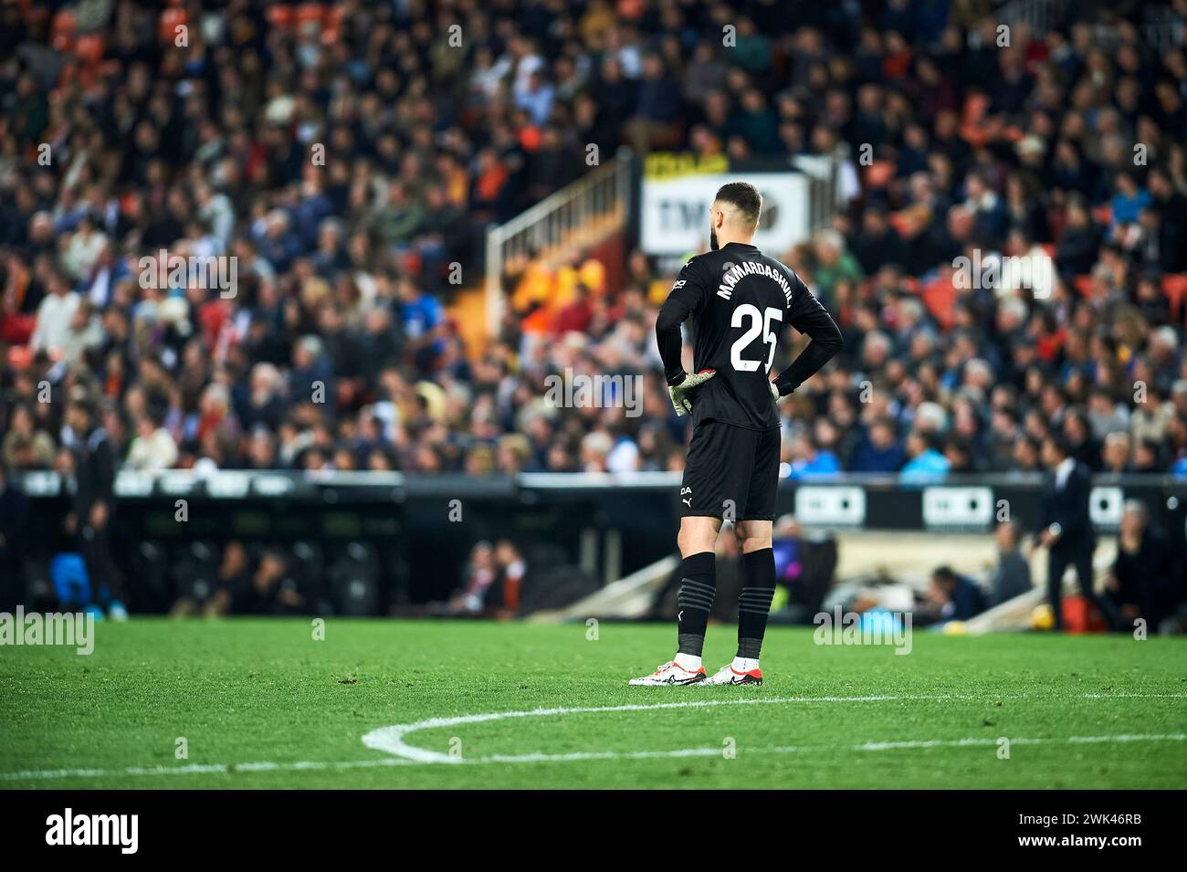 Giorgi Mamardashvili de Valencia CF vu en action lors de la Liga EA Sport saison régulière Round 25 entre Valencia CF et Sevilla FC au stade Mestalla. Score final : Valencia CF 0 : 0 Sevilla FC. Banque D'Images