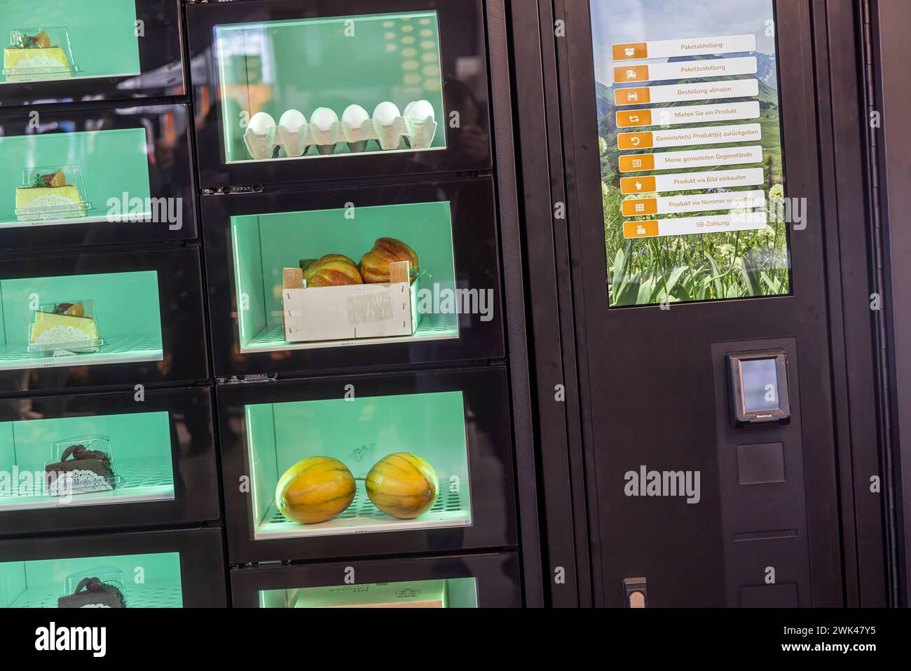 Vente tendance. Immer mehr Bauernhöfe und Gaststätten bieten Direktverkauf mit Hilfe von Automaten. Intergastra, Leitmesse für hôtellerie und gastronomie. Fachmesse mit den Schwerpunkten Food, Küche, Einrichtung und Tischkultur und Speiseeis. Bilanz nach fünf Messetagen : der Veranstalter zählte 88,000 Besucherinnen und Besucher aus 98 Nationen. // 07.02.2024 : Stuttgart, Baden-Württemberg, Deutschland, Europa *** tendance de vente de plus en plus de fermes et de restaurants offrent des ventes directes avec l'aide de distributeurs automatiques INTERGASTRA, le salon leader pour l'industrie de l'hôtellerie et de la restauration Tra Banque D'Images